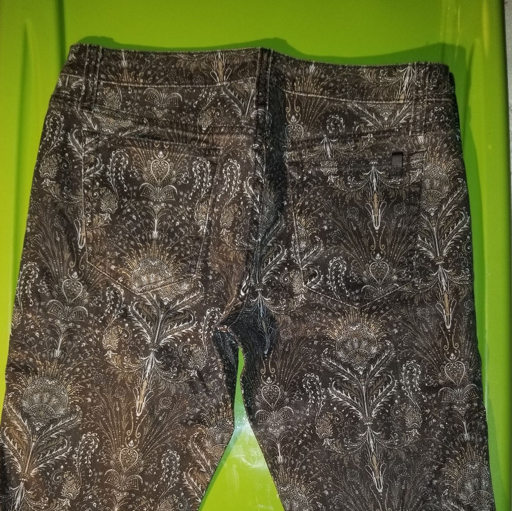 Joe's Skinny Jean with an intricate design - Picture 2 of 8